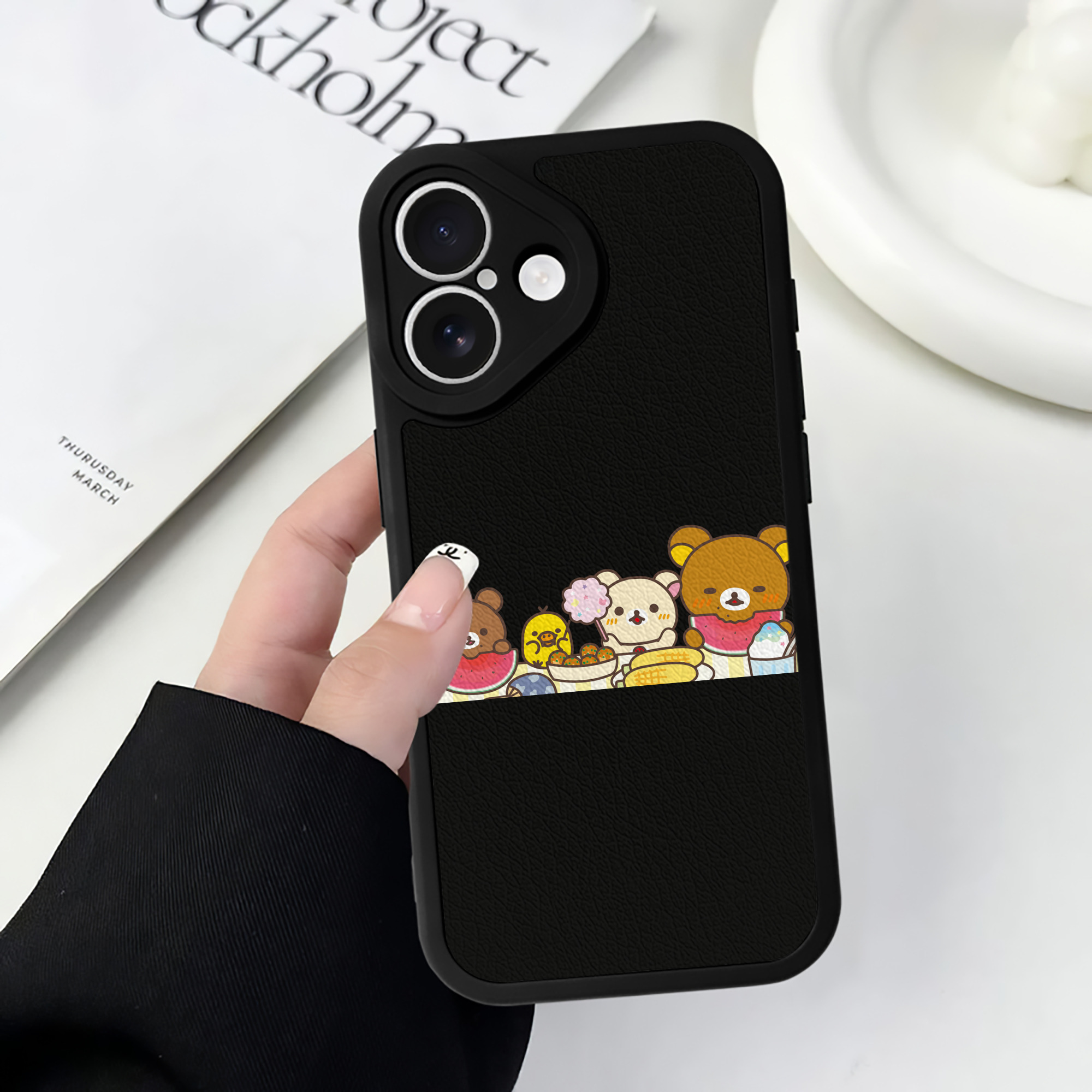 （画像用） リラックマ リラックマ キイロイトリ Rilakkuma Korilakkuma Kiiroitori 【iPhone 16シリーズ対応】シリコンスマホケース（レザー調） 材質：シリコン